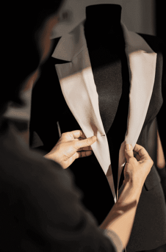 Modista cosiendo un traje a medida