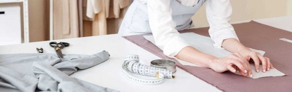 Modista diseñando ropa a medida